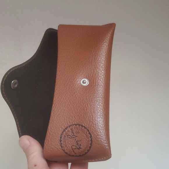 Ray-Ban Brown Leather Like Case With Black Stamp. - Picture 7 of 7
